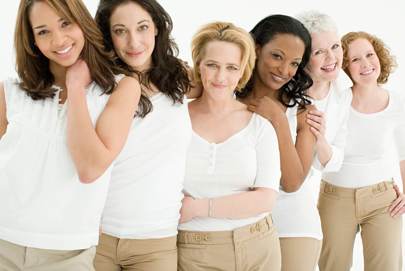 Frauen unterschiedlichen Alters stehen lachend zusammen